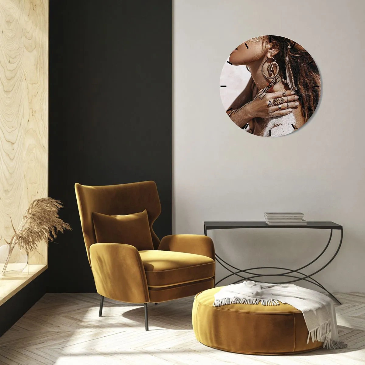 Horloge murale - Pendule murale - Une femme avec des bijoux ornés sur un fond de sable et de lumière - 30x30cm - Reine des plages sauvages - Décoration murale moderne pour le salon, la cuisine et la chambre ARTTOR