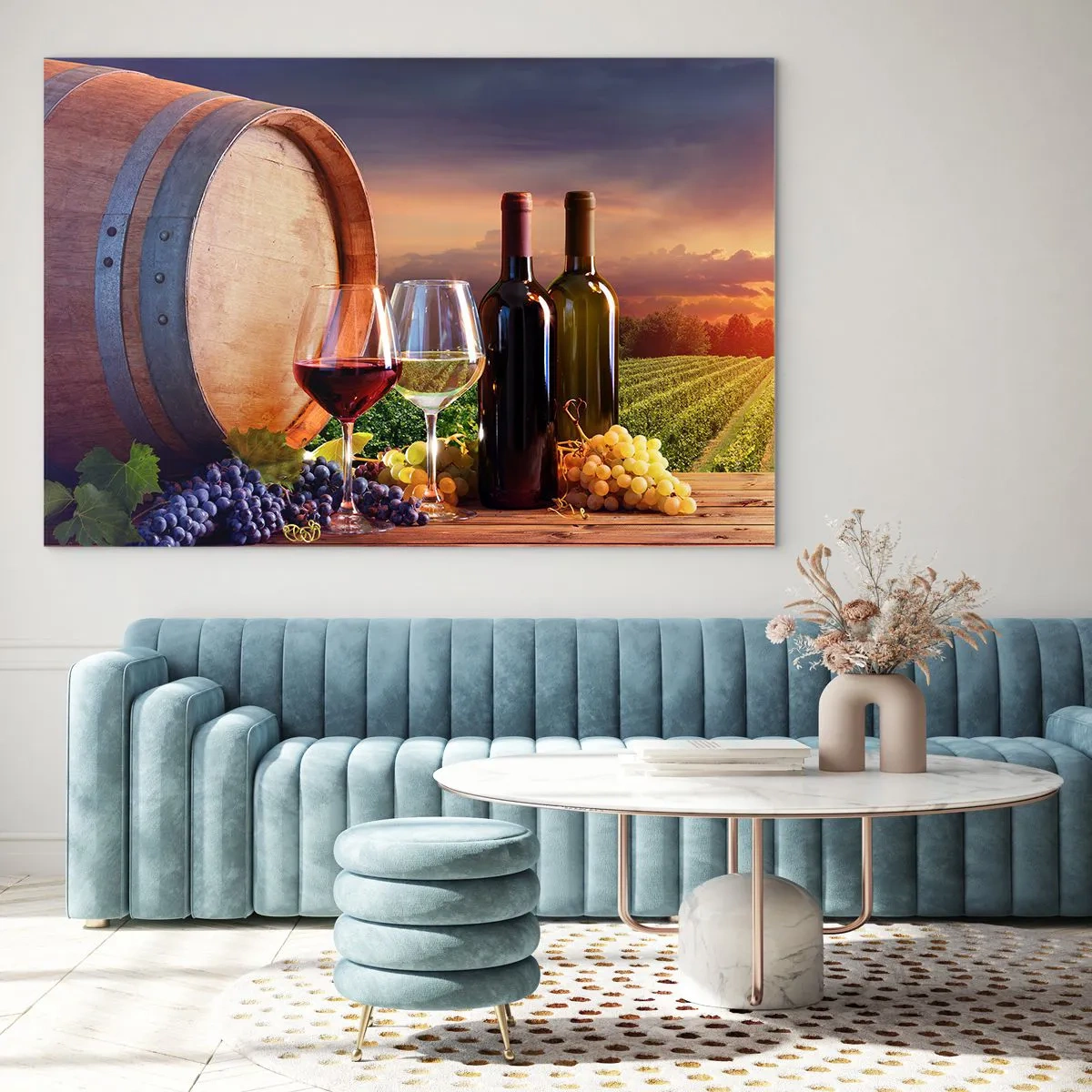 Impression sur verre - Image sur verre - Des vignes, un tonneau et des verres sur fond de soleil couchant - 70x50cm - Ici la vie a du goût - Décoration murale moderne pour le salon et la chambre ARTTOR