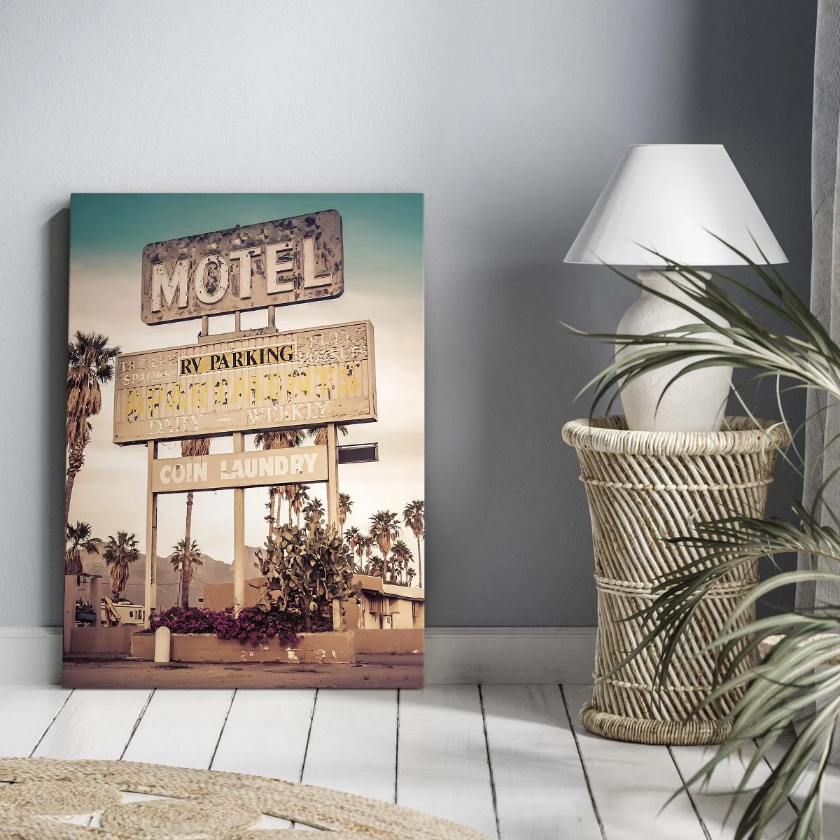 Impression sur toile - Image sur toile - Panneau de motel rétro entouré de palmiers - 80x120cm - Ici, le temps s'est arrêté - Décoration murale moderne pour le salon et la chambre ARTTOR