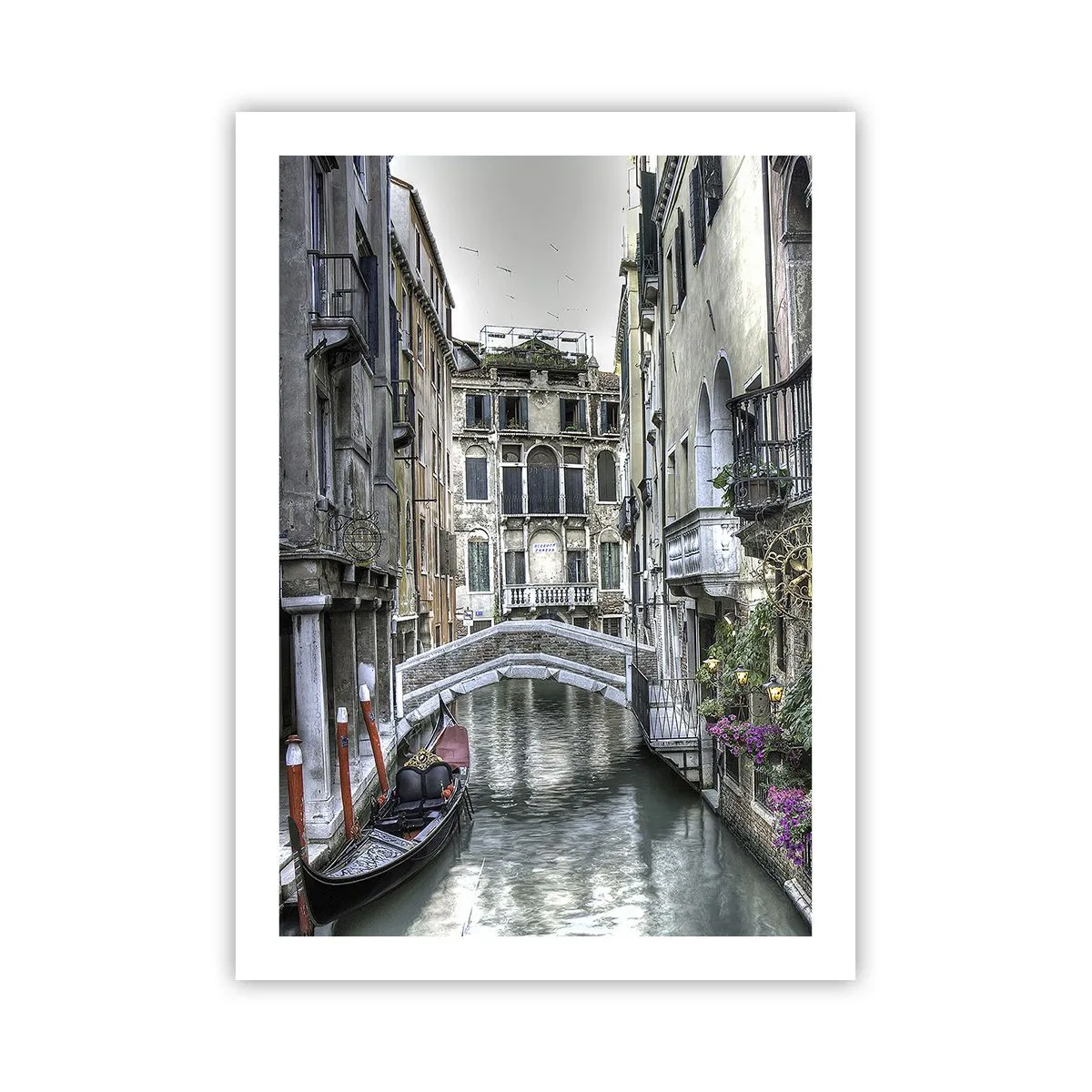 Affiche - Poster - Un canal à Venise avec une gondole et un pont en arrière-plan - 50x70cm - Pendant des siècles dans une réflexion silencieuse - Décoration murale moderne pour le salon et la chambre ARTTOR