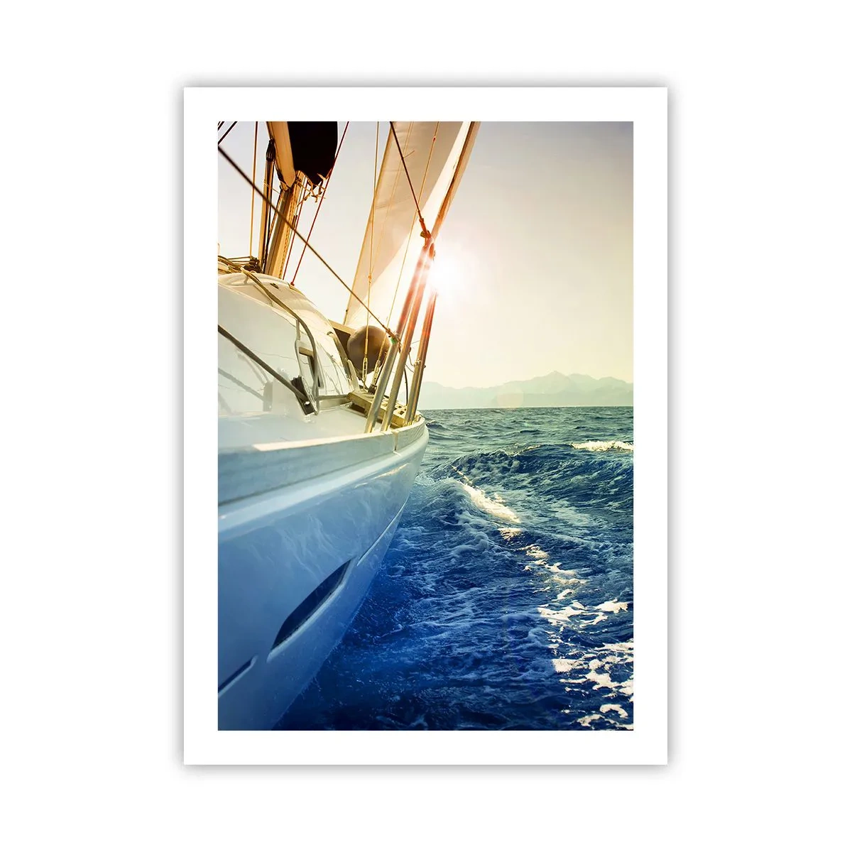 Affiche - Poster - Un yacht naviguant sur une mer calme dans la chaude lumière du soleil - 50x70cm - Suite à l'aventure - Décoration murale moderne pour le salon et la chambre ARTTOR