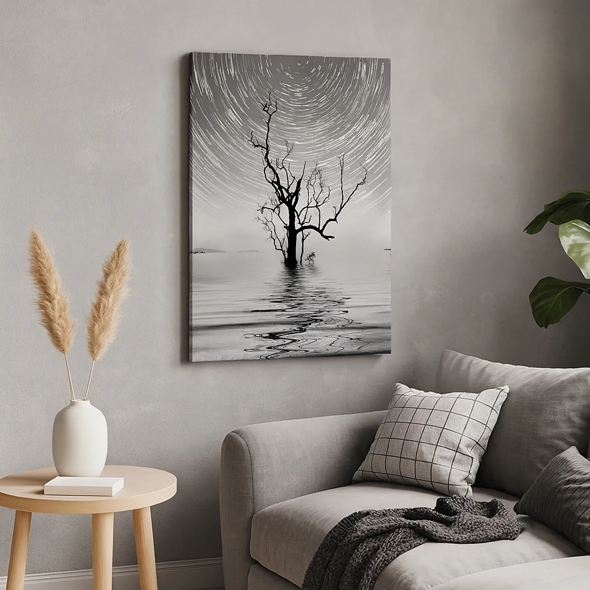 Impression sur toile - Image sur toile - Un arbre dans l'eau sous un ciel nocturne avec des étoiles en mouvement - 50x70cm - La symphonie de la nature - Décoration murale moderne pour le salon et la chambre ARTTOR