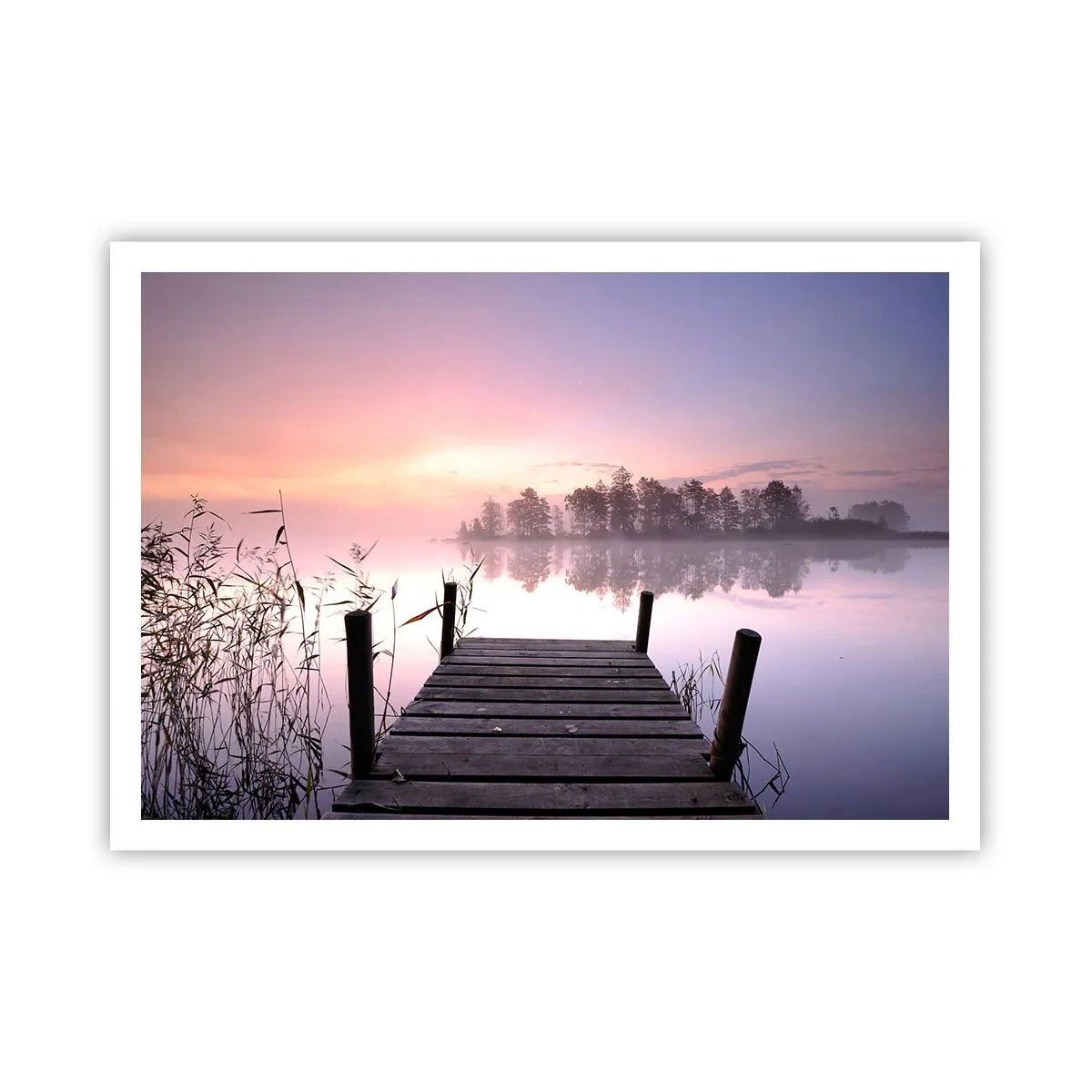 Affiche - Poster - Une jetée au bord du lac à l'aube avec du brouillard et un ciel pastel - 100x70cm - De la brume lilas… - Décoration murale moderne pour le salon et la chambre ARTTOR