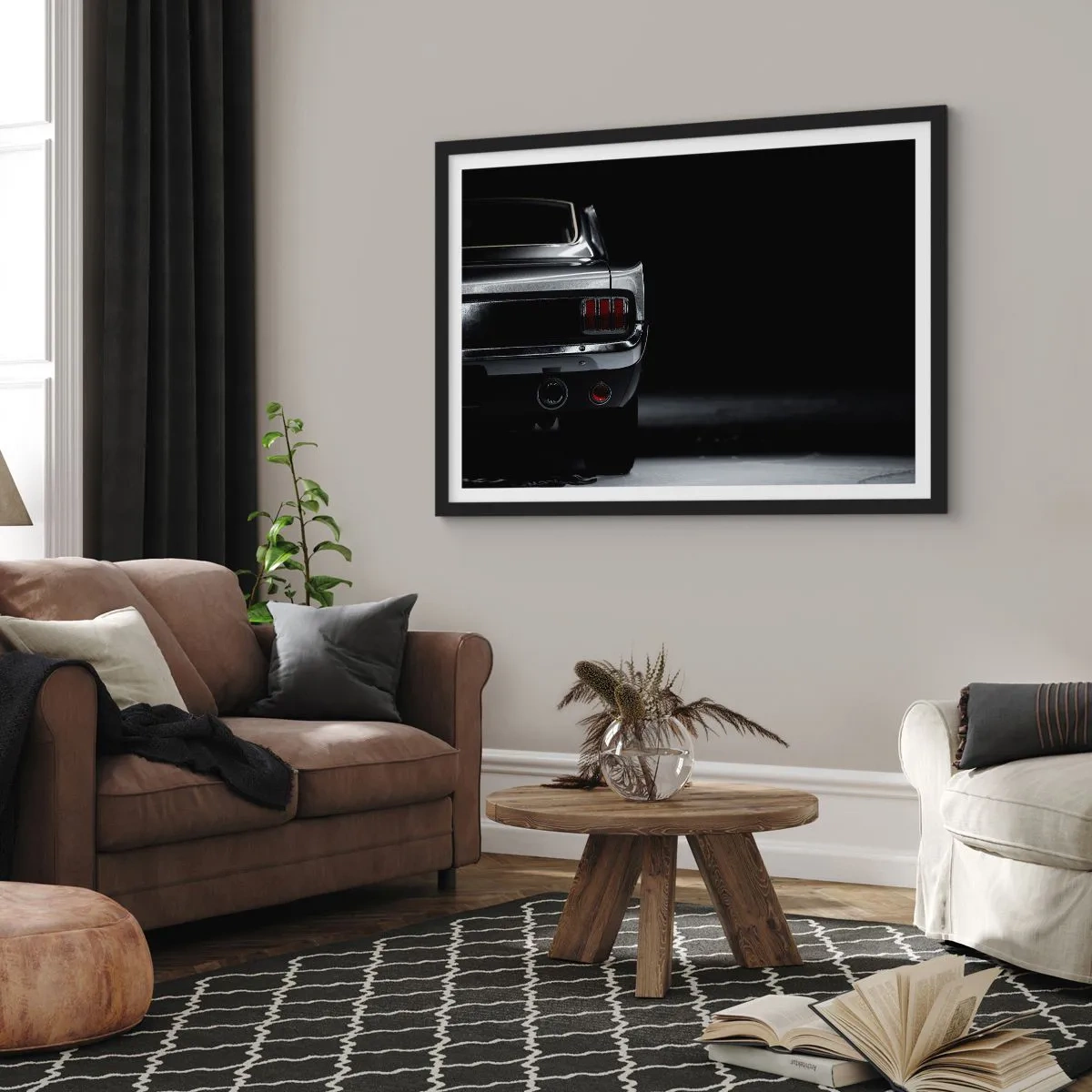 Affiche dans un cadre noir - Poster - Une image en noir et blanc de l'arrière d'une voiture classique sur un fond sombre. - 100x70cm - Le charme du classique - Décoration murale moderne pour le salon et la chambre ARTTOR