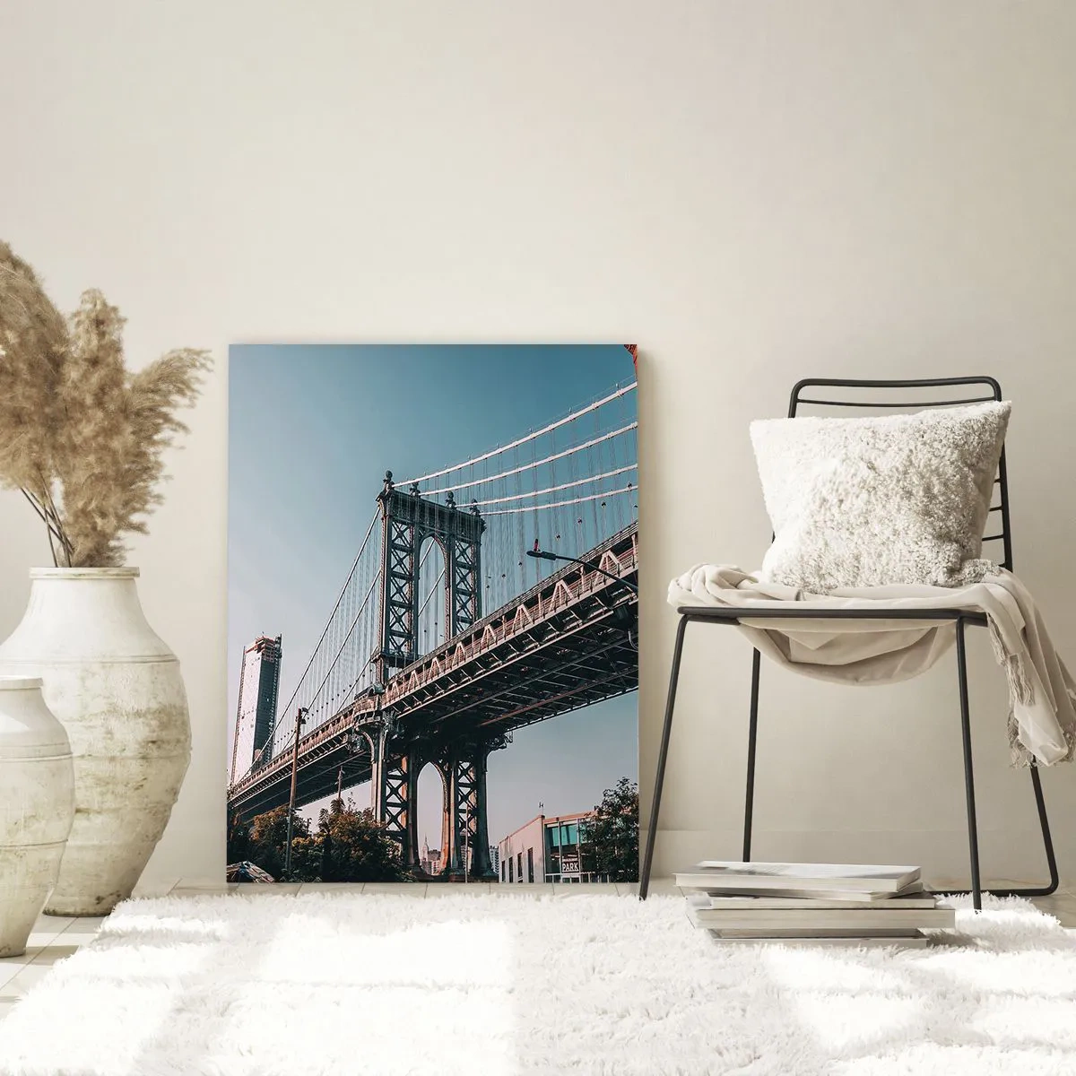 Impression sur verre - Image sur verre - Un pont suspendu entre des bâtiments en briques dans un cadre urbain - 50x70cm - Sur les vagues de la ville - Décoration murale moderne pour le salon et la chambre ARTTOR