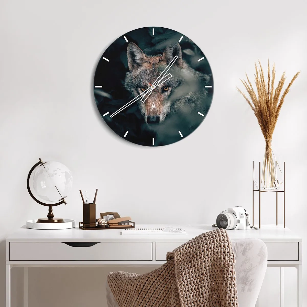 Horloge murale - Pendule murale - Un loup au regard intense sur fond de forêt sombre - 30x30cm - Chasseur - Décoration murale moderne pour le salon, la cuisine et la chambre ARTTOR