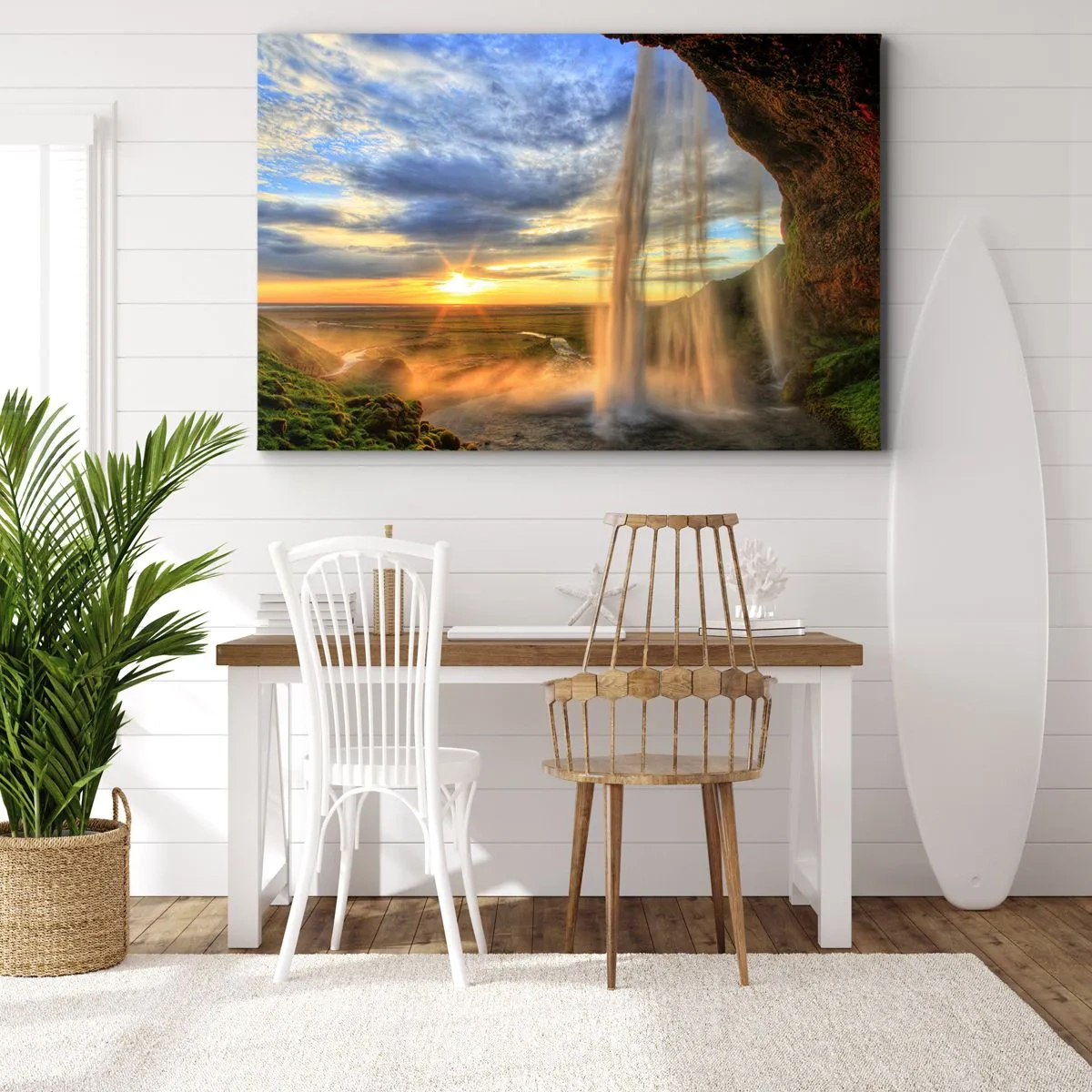 Impression sur toile - Image sur toile - Une cascade illuminée par la lumière du soleil sur fond de paysage - 70x50cm - Le monde derrière un voile de gouttes - Décoration murale moderne pour le salon et la chambre ARTTOR