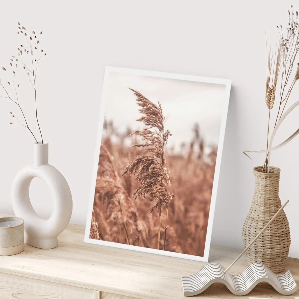 Affiche - Poster - Herbe sur un paysage brumeux aux couleurs naturelles - 50x70cm - C'est déjà l'automne dans les champs - Décoration murale moderne pour le salon et la chambre ARTTOR