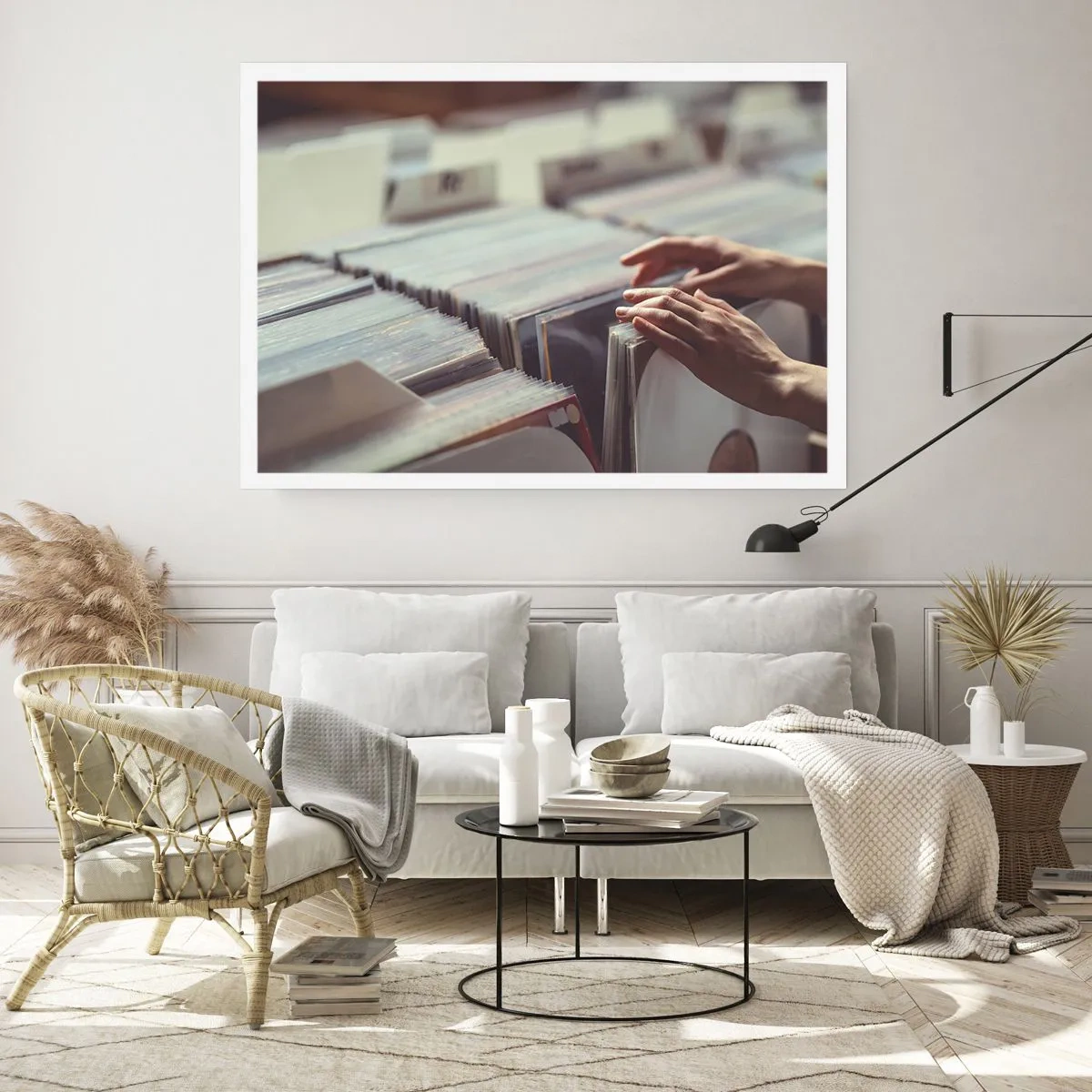 Affiche - Poster - Mains regardant à travers une collection de vinyles - 100x70cm - A la recherche d'émotions - Décoration murale moderne pour le salon et la chambre ARTTOR