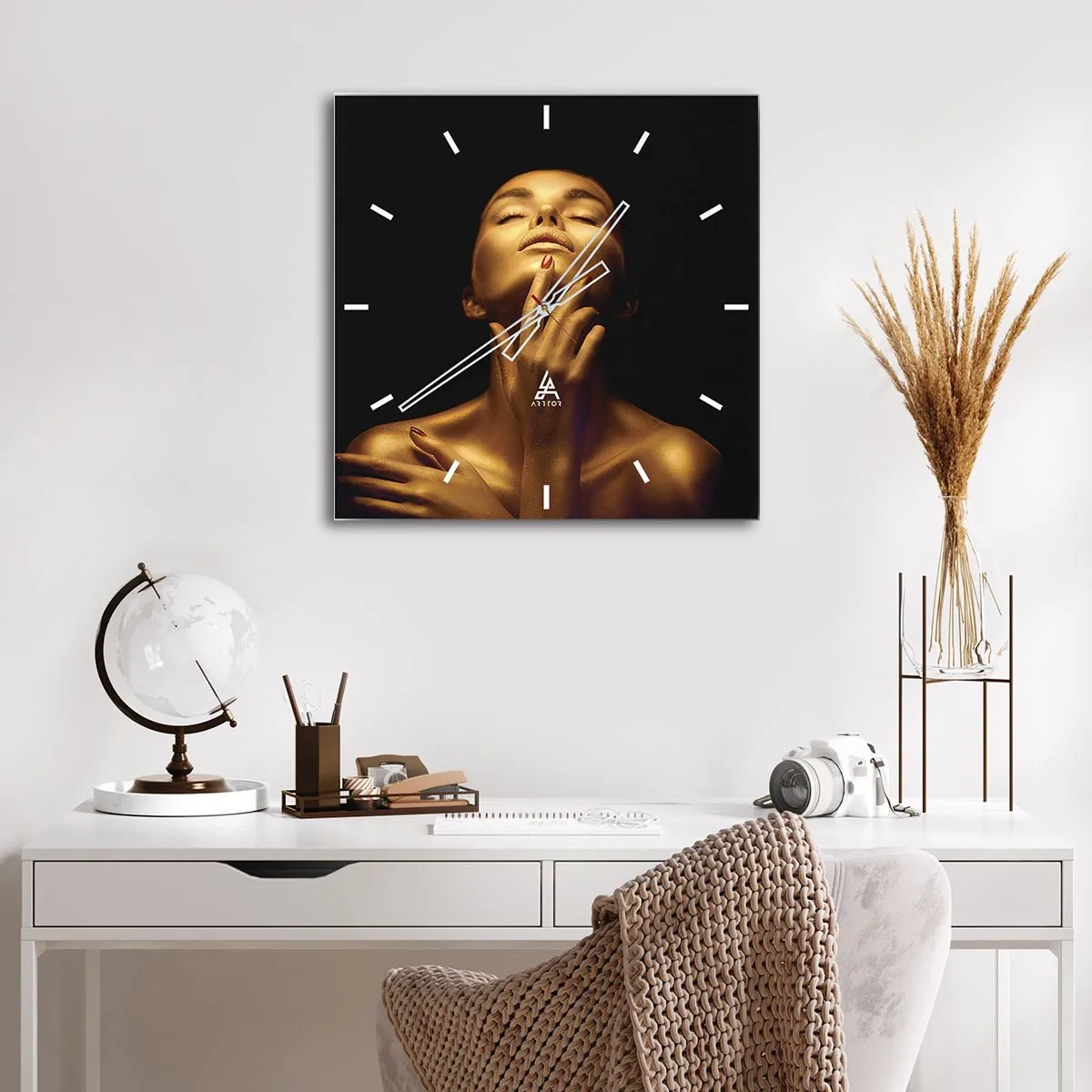 Horloge murale - Pendule murale - Portrait d'une femme dans une lueur dorée sur fond noir - 30x30cm - Comme de la soie dorée - Décoration murale moderne pour le salon et la chambre ARTTOR