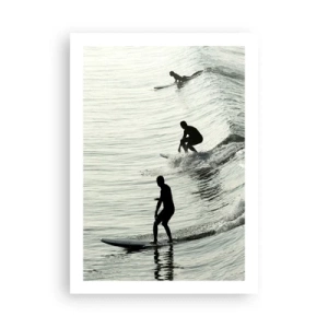 Affiche - Poster - Trois surfeurs surfant sur les vagues dans un style monochrome - 50x70cm - A la rencontre de la vague - Décoration murale moderne pour le salon et la chambre ARTTOR