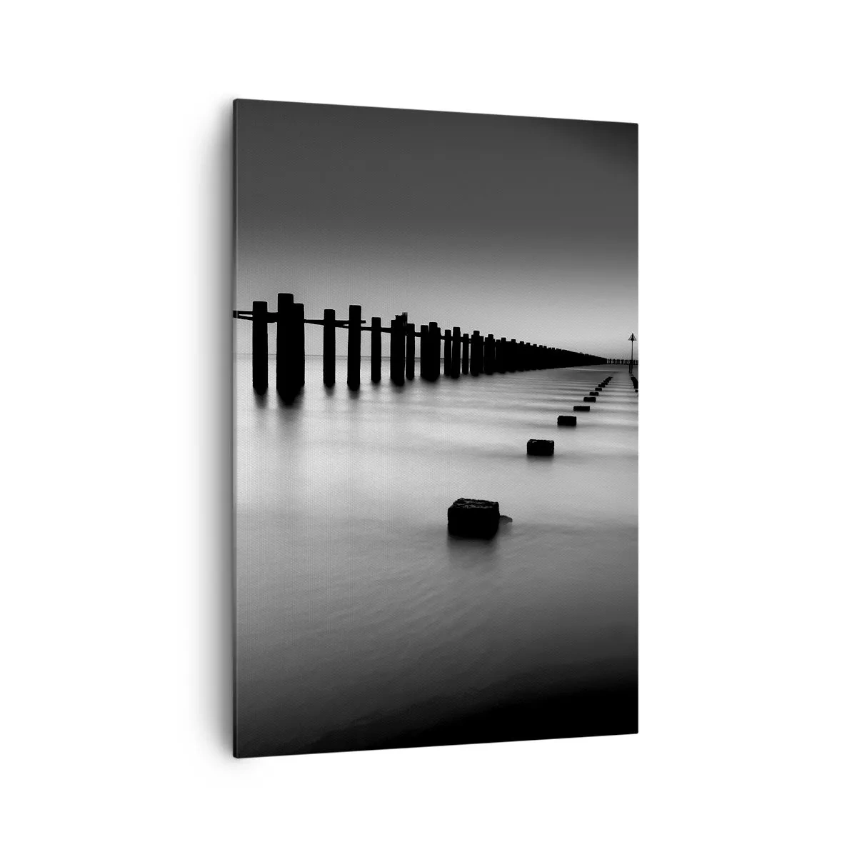 Impression sur toile - Image sur toile - Poteaux en bois et blocs de béton immergés dans l'eau dans des tons noirs et blancs - 70x100cm - Distance grise dans le brouillard - Décoration murale moderne pour le salon et la chambre ARTTOR