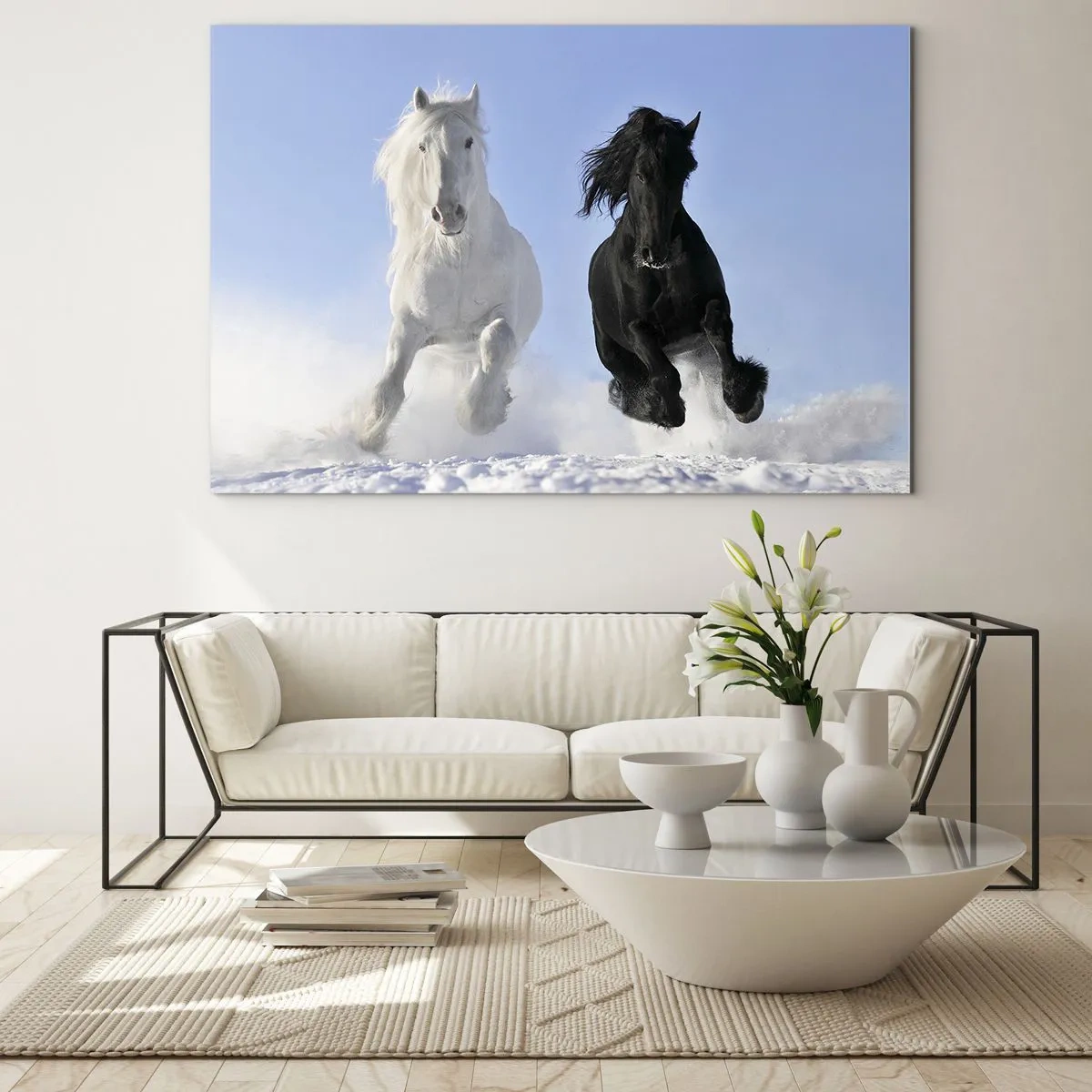 Impression sur verre - Image sur verre - Un cheval noir et blanc courant dans la neige dans un paysage hivernal - 70x50cm - Galop noir et blanc - Décoration murale moderne pour le salon et la chambre ARTTOR