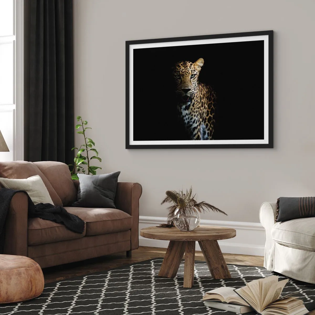 Affiche dans un cadre noir - Poster - Un léopard sur fond sombre avec un regard intense - 70x50cm - Beauté sombre - Décoration murale moderne pour le salon et la chambre ARTTOR