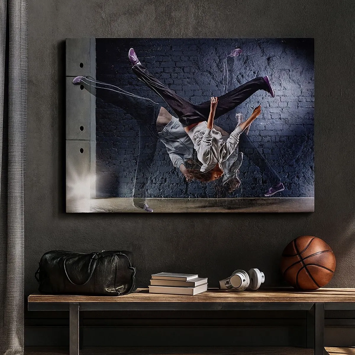 Impression sur toile - Image sur toile - Un danseur effectuant un saut dynamique contre un mur de briques - 70x50cm - Étoile de la rue - Décoration murale moderne pour le salon et la chambre ARTTOR