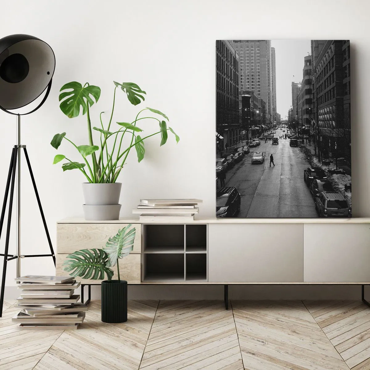 Impression sur toile - Image sur toile - Une rue en noir et blanc au milieu de la ville avec des voitures et des piétons - 80x120cm - Un autre jour comme tous les autres jours - Décoration murale moderne pour le salon et la chambre ARTTOR