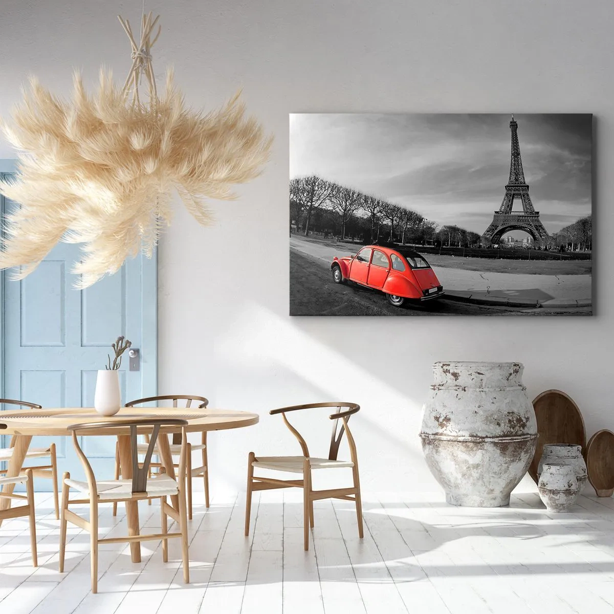 Impression sur toile - Image sur toile - Une voiture rouge avec la Tour Eiffel en arrière-plan dans un paysage en noir et blanc - 70x50cm - Plus parisien que Paris lui-même - Décoration murale moderne pour le salon et la chambre ARTTOR