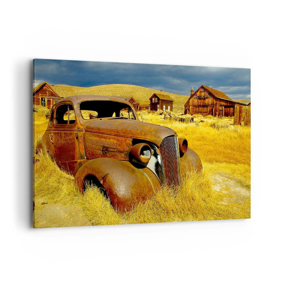 Impression sur toile - Image sur toile - Une vieille voiture rouillée sur fond de cabanes en bois abandonnées - 120x80cm - Repos bien mérité - Décoration murale moderne pour le salon et la chambre ARTTOR