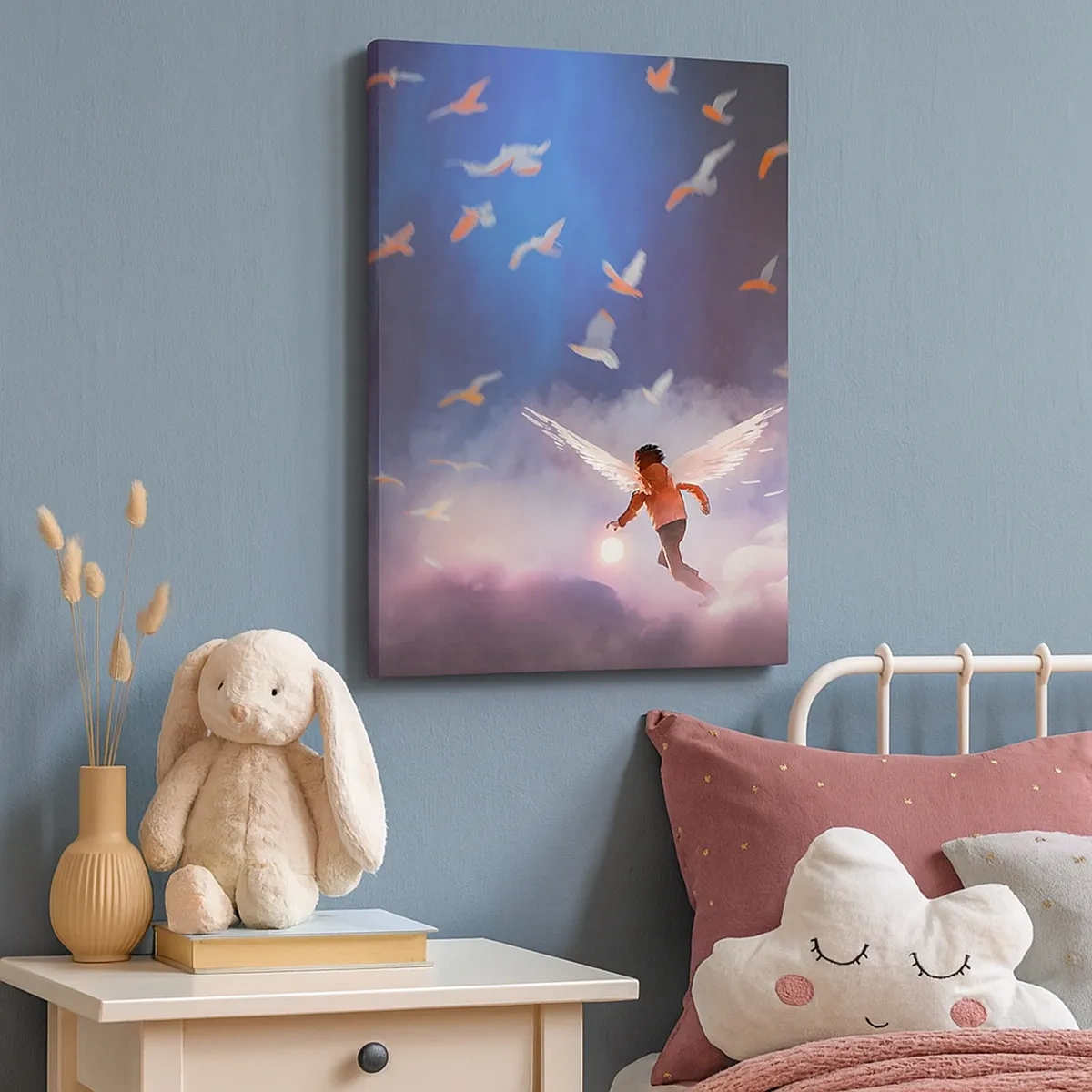 Impression sur toile - Image sur toile - Une figure avec des ailes d'ange flottant parmi les oiseaux dans le ciel - 50x70cm - Il faut de l'imagination et du courage - Décoration murale moderne pour le salon et la chambre ARTTOR