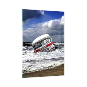 Impression sur verre - Image sur verre - Un bus coulé sur la plage au milieu des vagues et d'une mer agitée - 80x120cm - Et qu'est-ce qui vous étonne ? - Décoration murale moderne pour le salon et la chambre ARTTOR