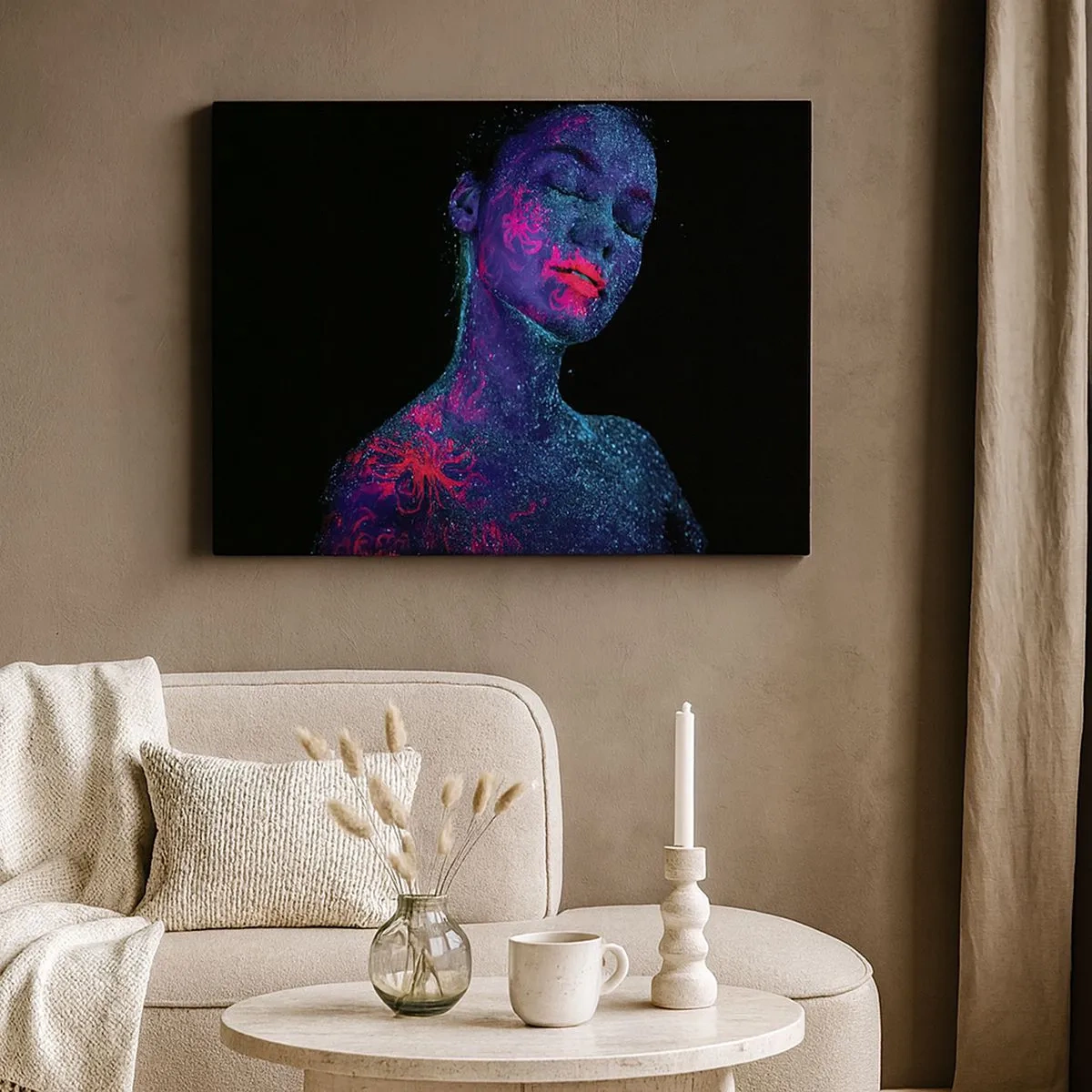 Impression sur toile - Image sur toile - Portrait d'une femme aux couleurs fluo sur fond noir - 70x50cm - Dans la poussière d'étoiles - Décoration murale moderne pour le salon et la chambre ARTTOR