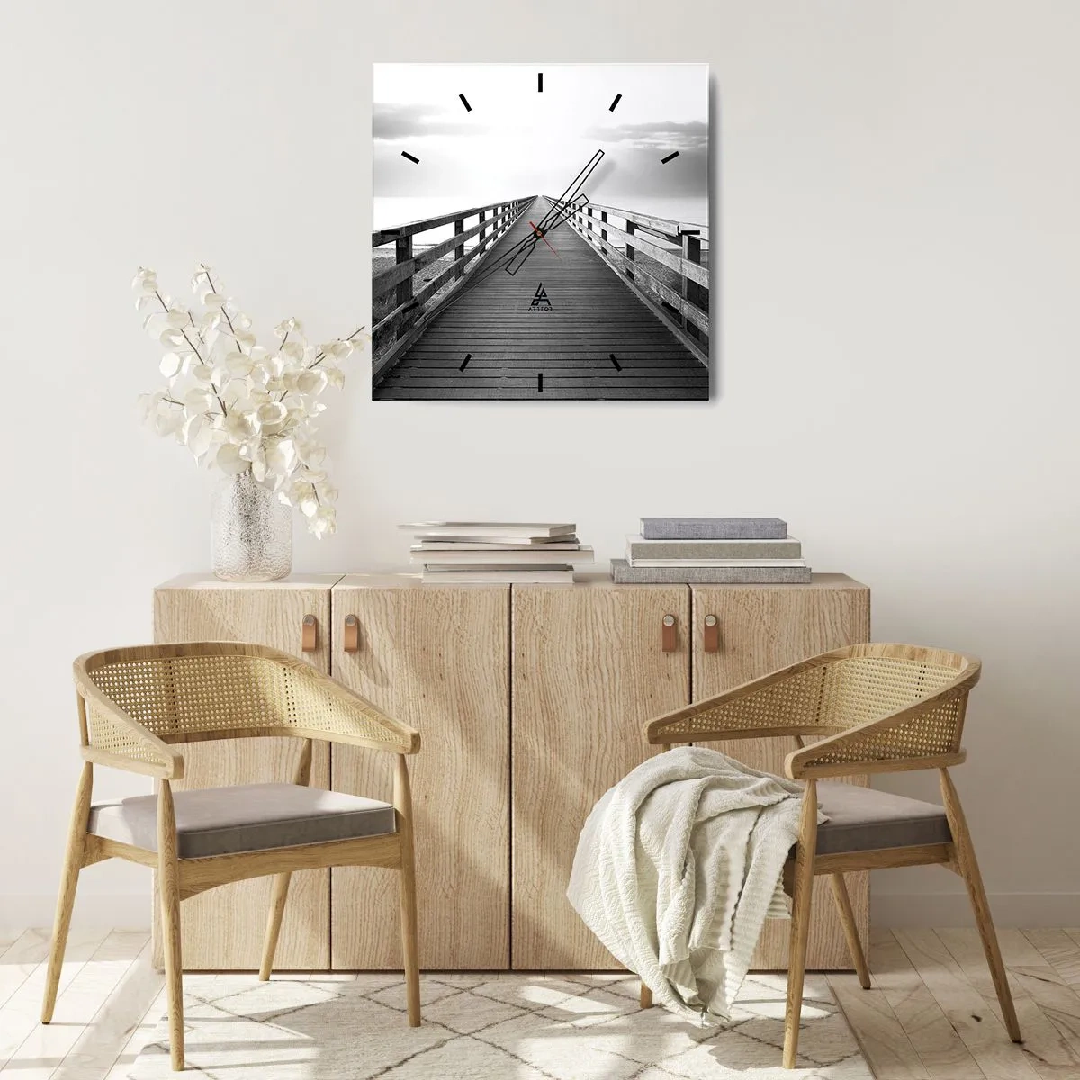 Horloge murale - Pendule murale - Une image en noir et blanc d'une jetée en bois menant vers l'horizon. - 30x30cm - A perte de vue... - Décoration murale moderne pour le salon et la chambre ARTTOR