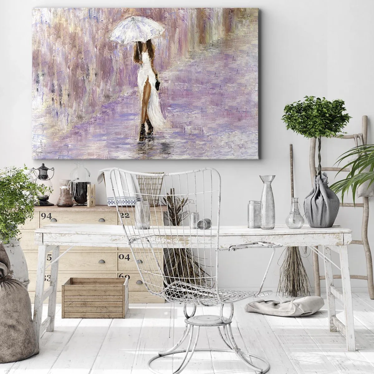 Impression sur toile - Image sur toile - Une femme avec un parapluie marchant sous la pluie dans des tons lilas - 70x50cm - Sous la pluie lilas - Décoration murale moderne pour le salon et la chambre ARTTOR