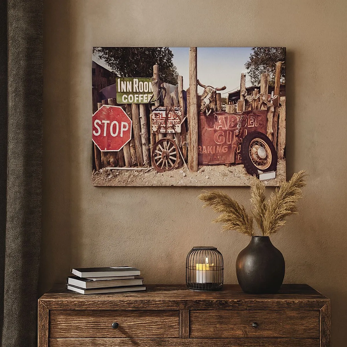 Impression sur toile - Image sur toile - Décorations rustiques avec des panneaux et une roue sur la clôture - 70x50cm - Et le temps s'est arrêté - Décoration murale moderne pour le salon et la chambre ARTTOR