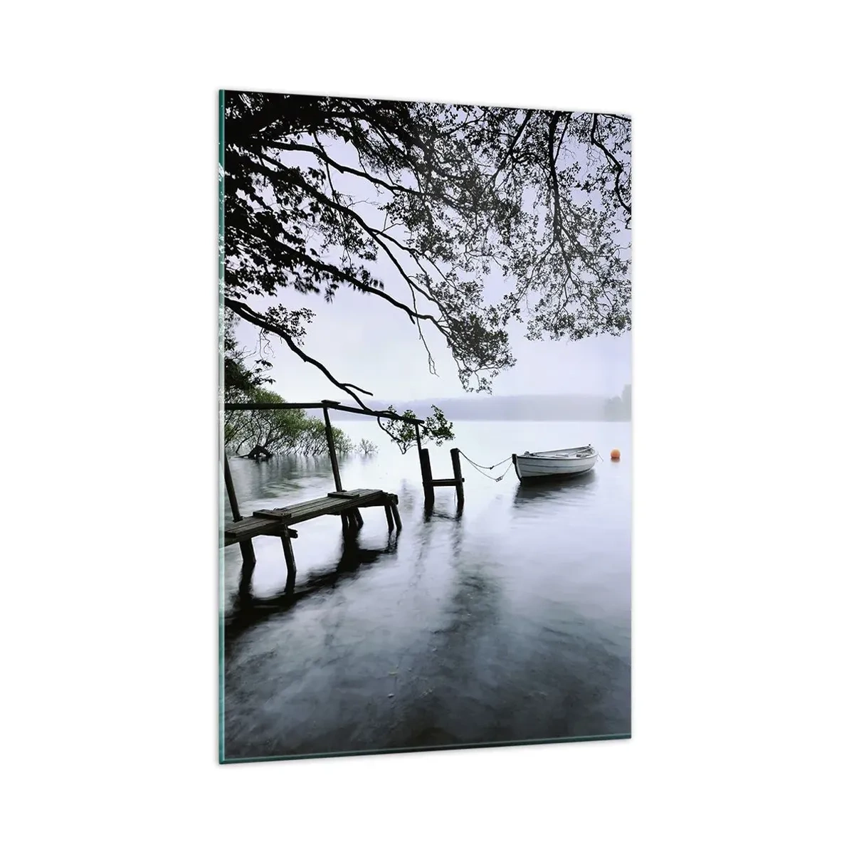 Impression sur verre - Image sur verre - Une jetée sur l'eau avec un bateau en arrière-plan entouré d'un paysage brumeux - 80x120cm - Tu te reposes déjà - Décoration murale moderne pour le salon et la chambre ARTTOR