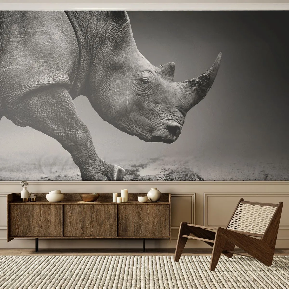 Papier Peint Photo Premium Sand - Un rhinocéros en mouvement sur une photographie en noir et blanc - 100x70cm - Force inarrêtable - Décoration murale moderne pour le salon et la chambre ARTTOR