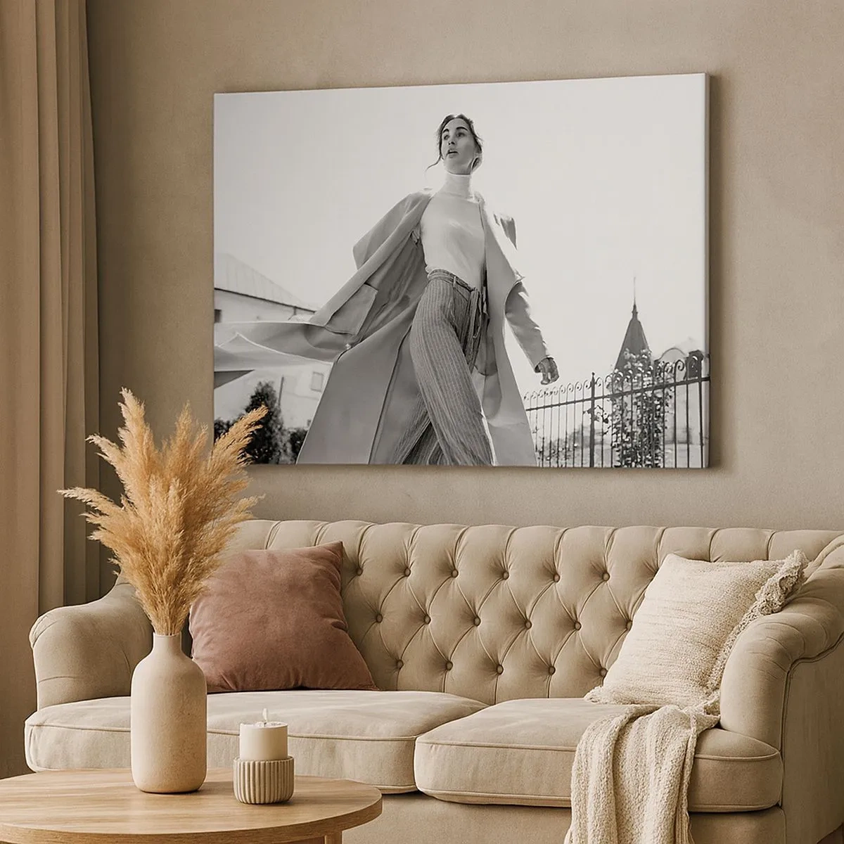 Impression sur toile - Image sur toile - Femme élégante en manteau sur fond architectural noir et blanc - 70x50cm - Tu viens avec moi? - Décoration murale moderne pour le salon et la chambre ARTTOR