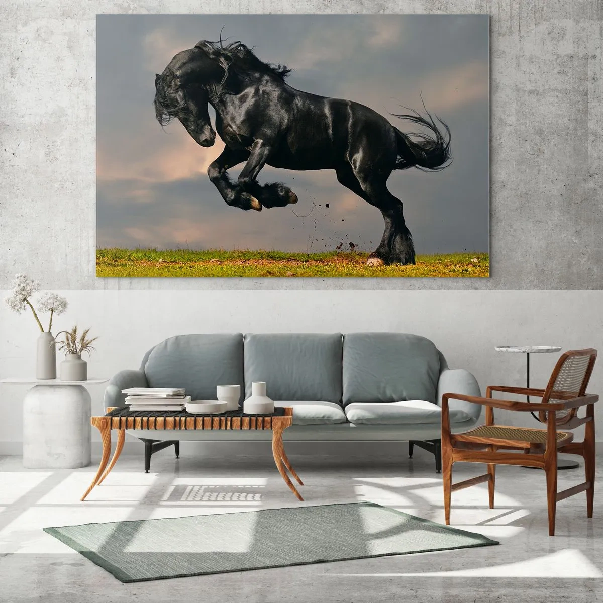 Impression sur verre - Image sur verre - Un cheval noir dans un saut dynamique contre un ciel nuageux - 100x70cm - Beau et libre - Décoration murale moderne pour le salon et la chambre ARTTOR