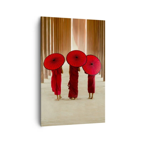 Impression sur toile - Image sur toile - Trois moines avec des parapluies rouges dans l'architecture traditionnelle - 80x120cm - Sur la route du pays pure - Décoration murale moderne pour le salon et la chambre ARTTOR