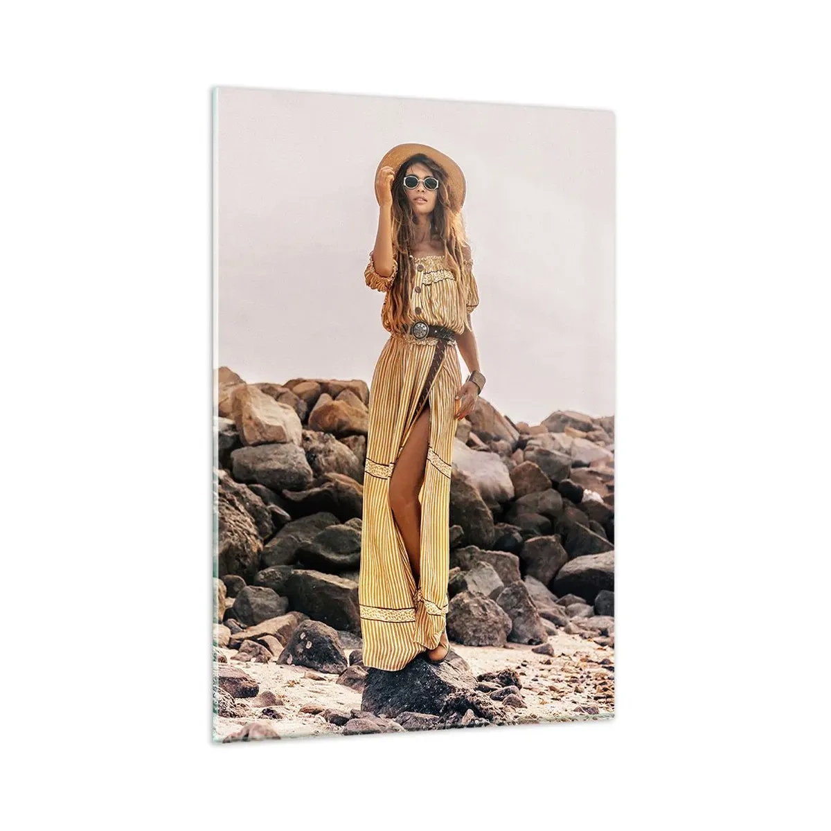 Impression sur verre - Image sur verre - Une femme au style bohème sur fond de plage rocheuse - 80x120cm - La magie des pierres - Décoration murale moderne pour le salon et la chambre ARTTOR