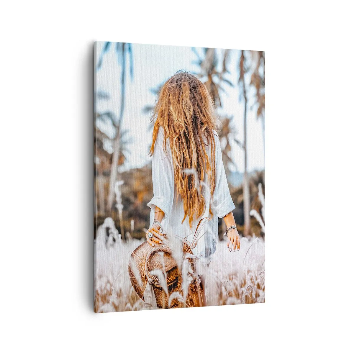 Impression sur toile - Image sur toile - Une femme dans un champ d'herbe avec des palmiers en arrière-plan au coucher du soleil - 50x70cm - Né de peluches d'herbe - Décoration murale moderne pour le salon et la chambre ARTTOR