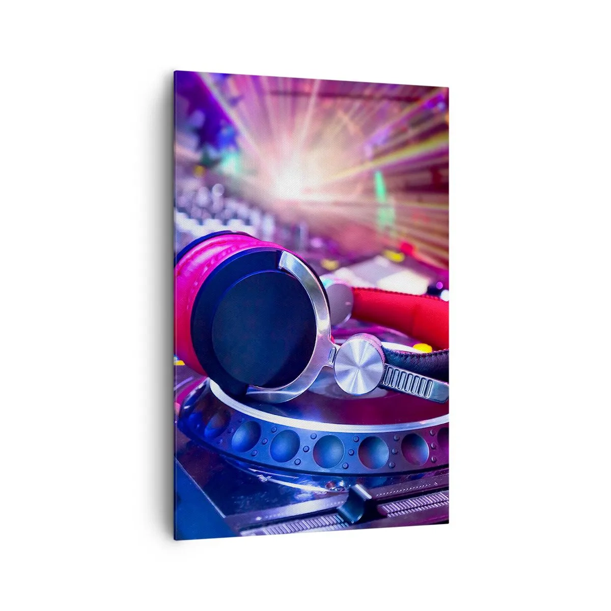 Impression sur toile - Image sur toile - Casque DJ sur une console éclairée par des projecteurs lors d'une fête - 80x120cm - Il va s'en passer des choses - Décoration murale moderne pour le salon et la chambre ARTTOR