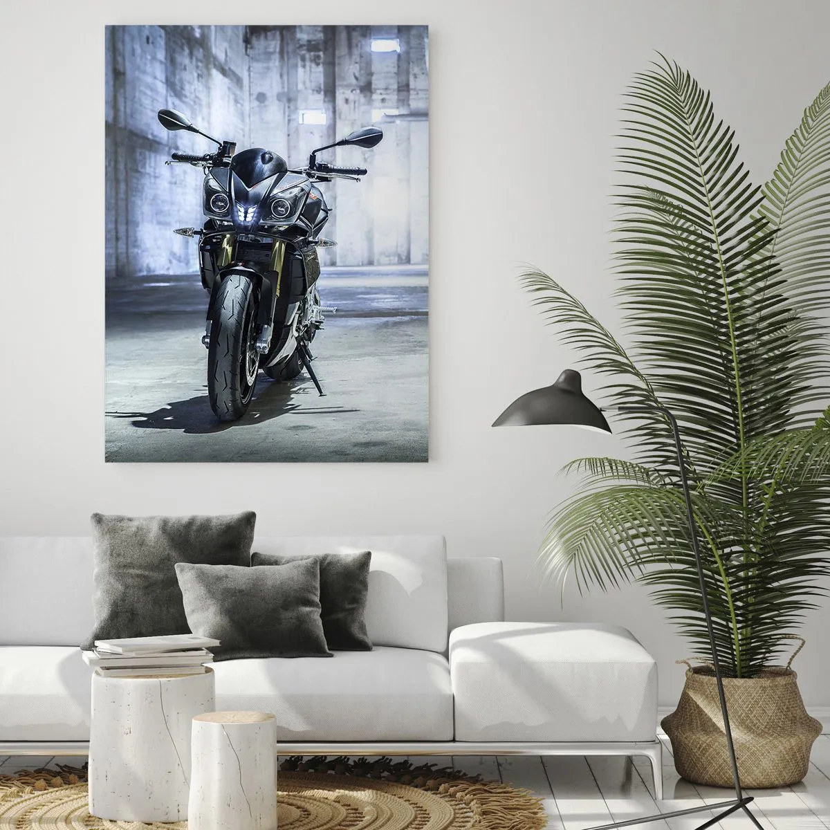 Impression sur verre - Image sur verre - Une moto dans un intérieur industriel avec des murs en béton - 50x70cm - Avant que le moteur ne rugisse - Décoration murale moderne pour le salon et la chambre ARTTOR