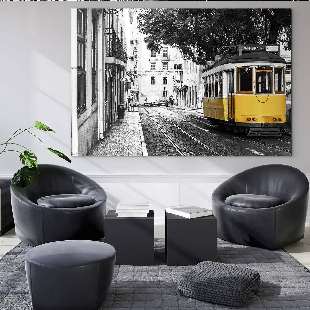 Impression sur verre - Image sur verre - Un tramway jaune sur fond de rue en noir et blanc - 120x80cm - Et du fado en arrière-plan - Décoration murale moderne pour le salon et la chambre ARTTOR