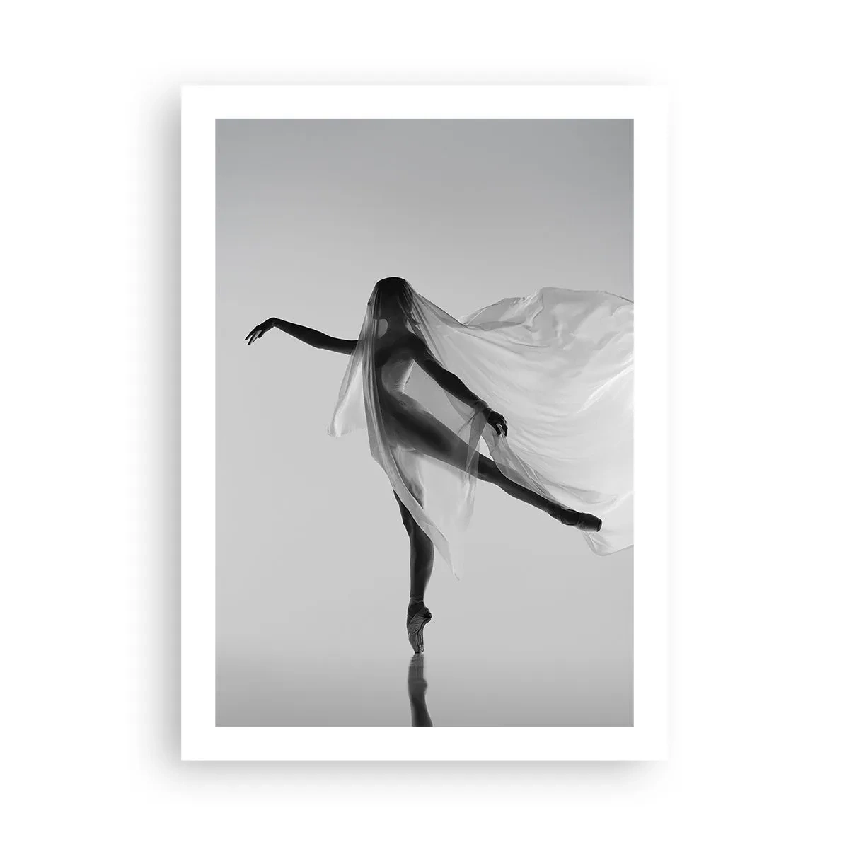 Affiche - Poster - Une danseuse au voile aérien dans une composition en noir et blanc - 50x70cm - Légèreté et grâce - Décoration murale moderne pour le salon et la chambre ARTTOR