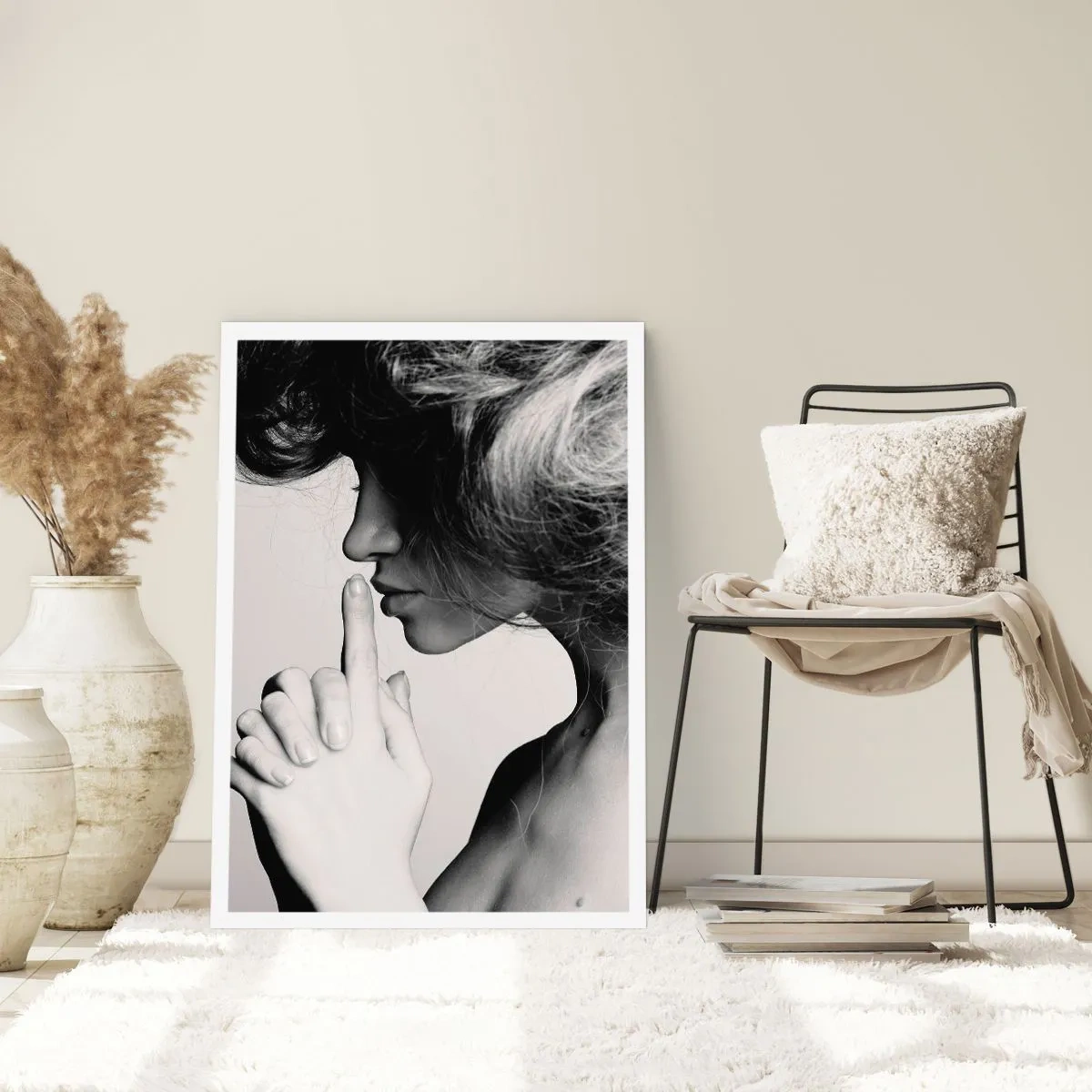 Affiche - Poster - Portrait d'une femme faisant un geste de silence - 50x70cm - A l'écoute d'elle-même - Décoration murale moderne pour le salon et la chambre ARTTOR