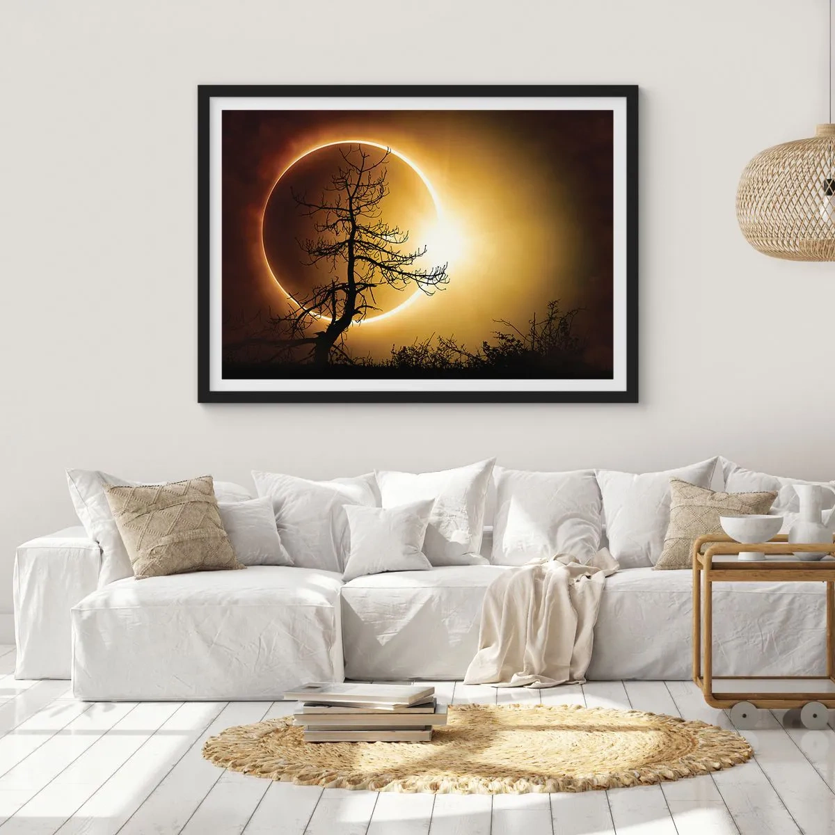 Affiche dans un cadre noir - Poster - Éclipse solaire avec une silhouette d'arbre au premier plan - 70x50cm - Éclipse totale - Décoration murale moderne pour le salon et la chambre ARTTOR