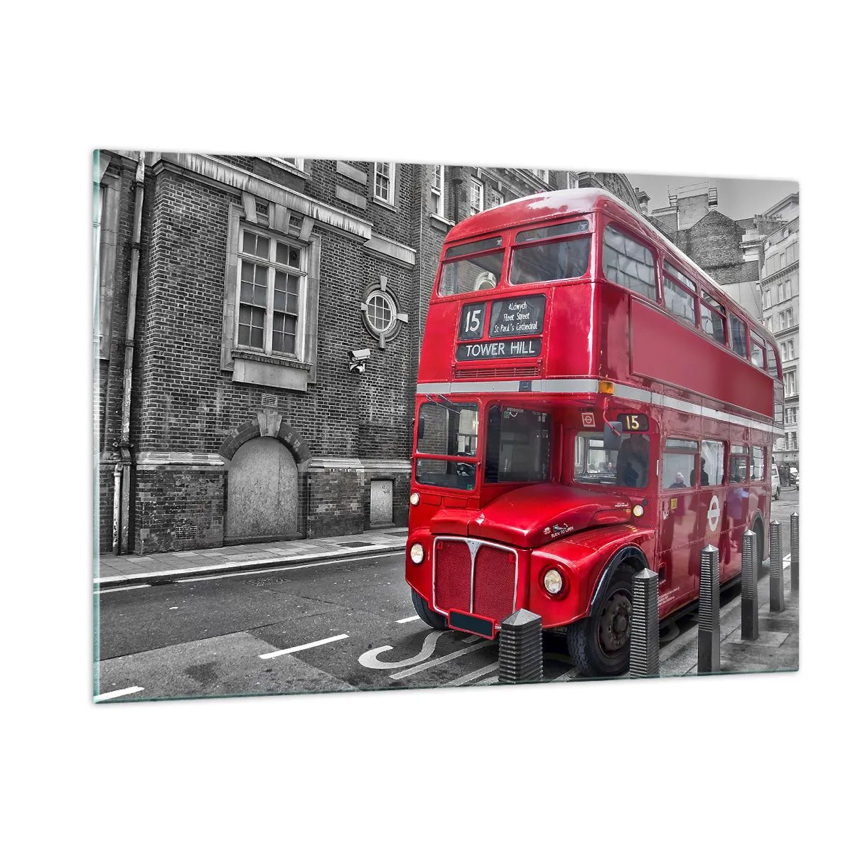 Impression sur verre - Image sur verre - Un bus londonien rouge sur un fond de rue noir et blanc - 120x80cm - Toujours la même chose - Décoration murale moderne pour le salon et la chambre ARTTOR