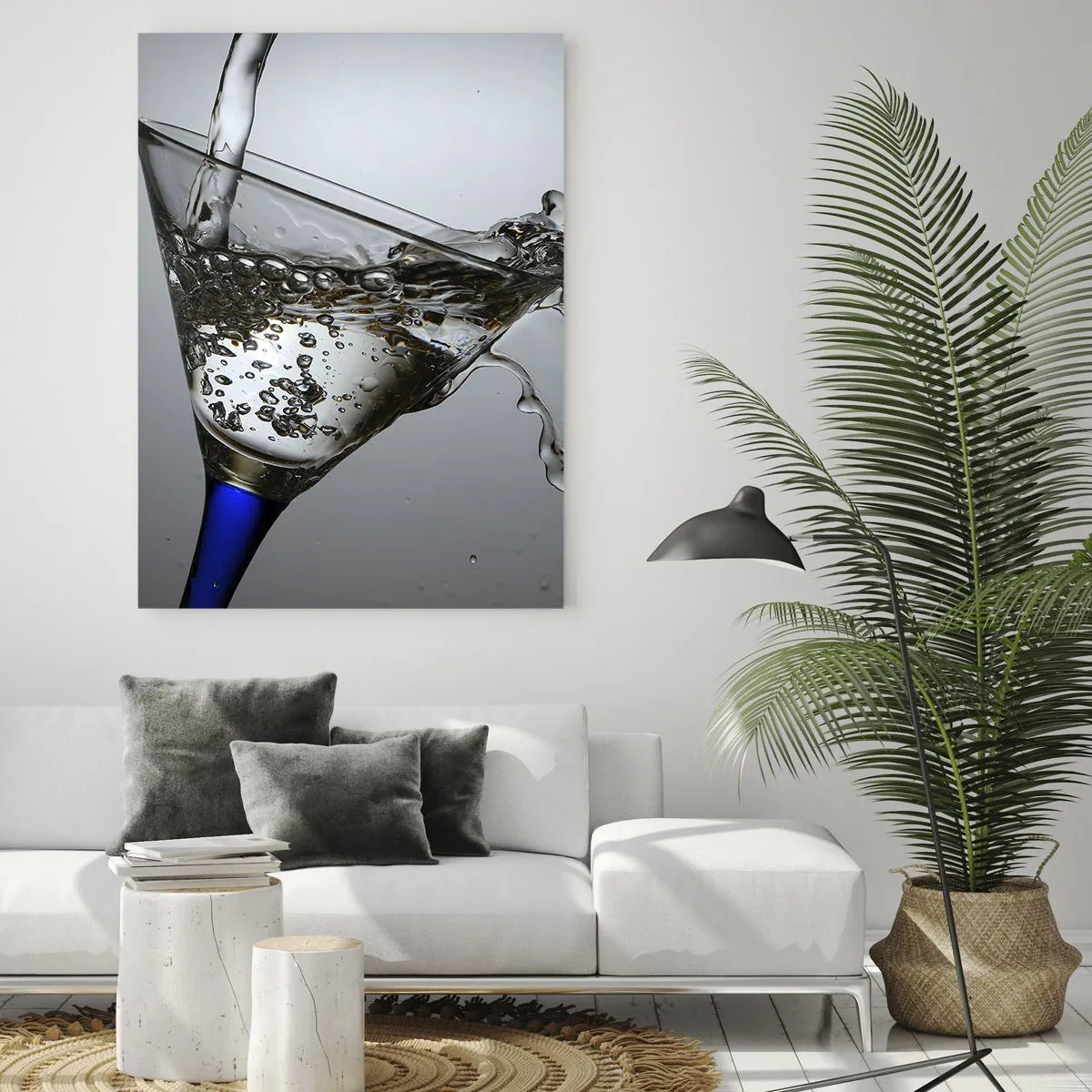 Impression sur verre - Image sur verre - Un verre d'eau en mouvement sur un fond clair - 70x100cm - Eau cristalline dans un verre cristal - Décoration murale moderne pour le salon et la chambre ARTTOR