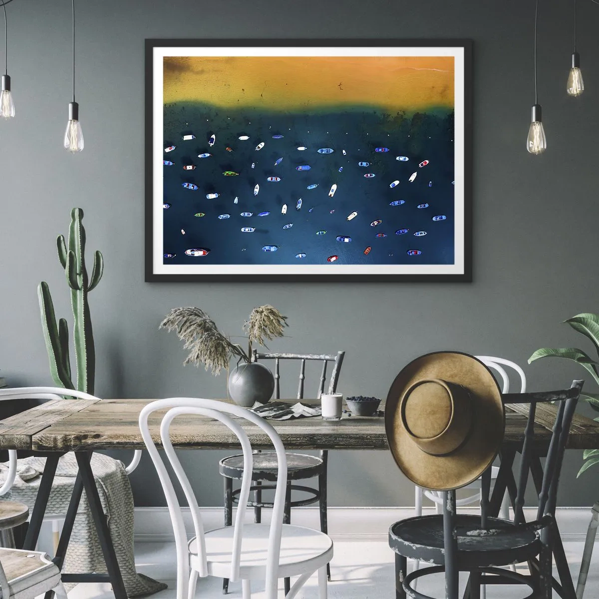 Affiche dans un cadre noir - Poster - Vue aérienne de bateaux sur l'eau et d'un rivage sablonneux - 70x50cm - Jeu de vacances - Décoration murale moderne pour le salon et la chambre ARTTOR