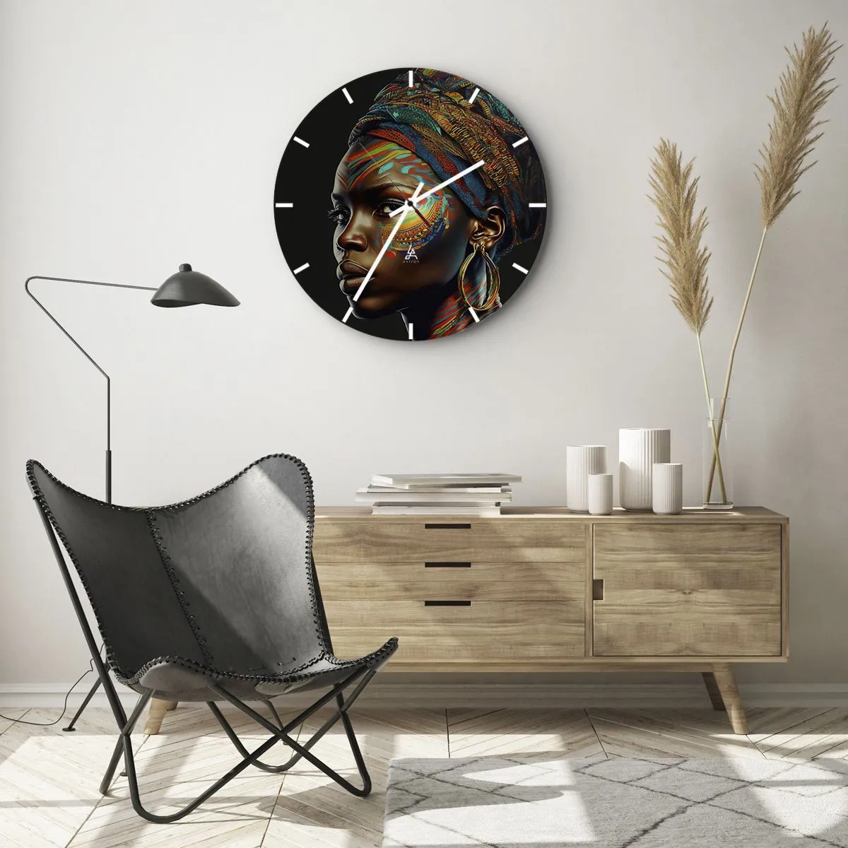 Horloge murale - Pendule murale - Portrait couleur d'une femme portant un turban sur fond noir - 30x30cm - reine africaine - Décoration murale moderne pour le salon, la cuisine et la chambre ARTTOR