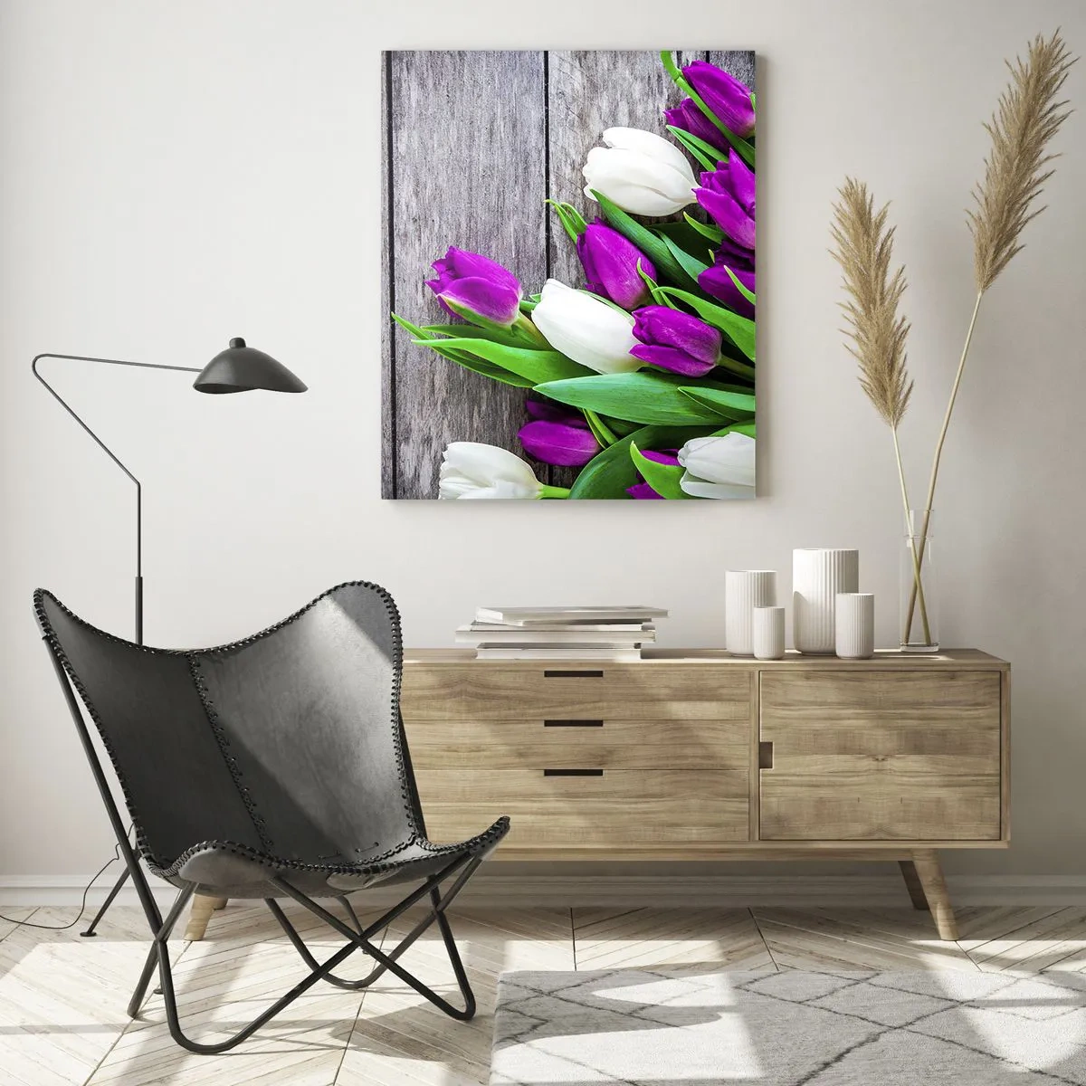 Impression sur verre - Image sur verre - Un bouquet de tulipes violettes et blanches sur un fond en bois - 80x120cm - Le jour des vacances de printemps - Décoration murale moderne pour le salon et la chambre ARTTOR