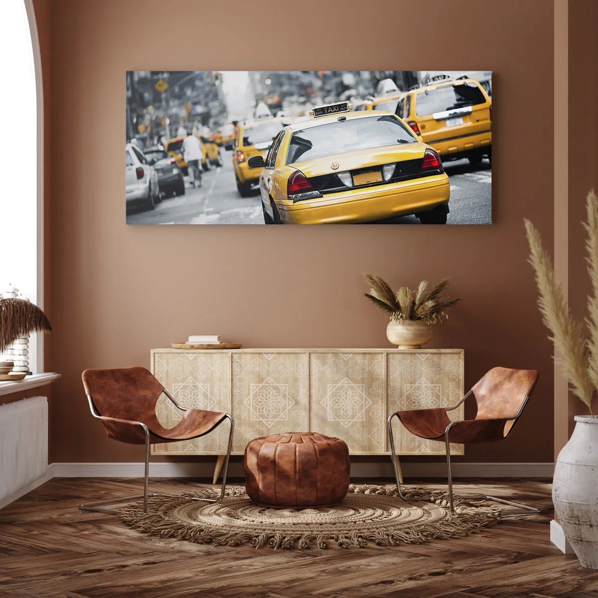 Impression sur toile - Image sur toile - Des taxis jaunes dans une rue animée du centre-ville de la métropole - 160x50cm - Seulement dans cette ville - Décoration murale moderne pour le salon et la chambre ARTTOR