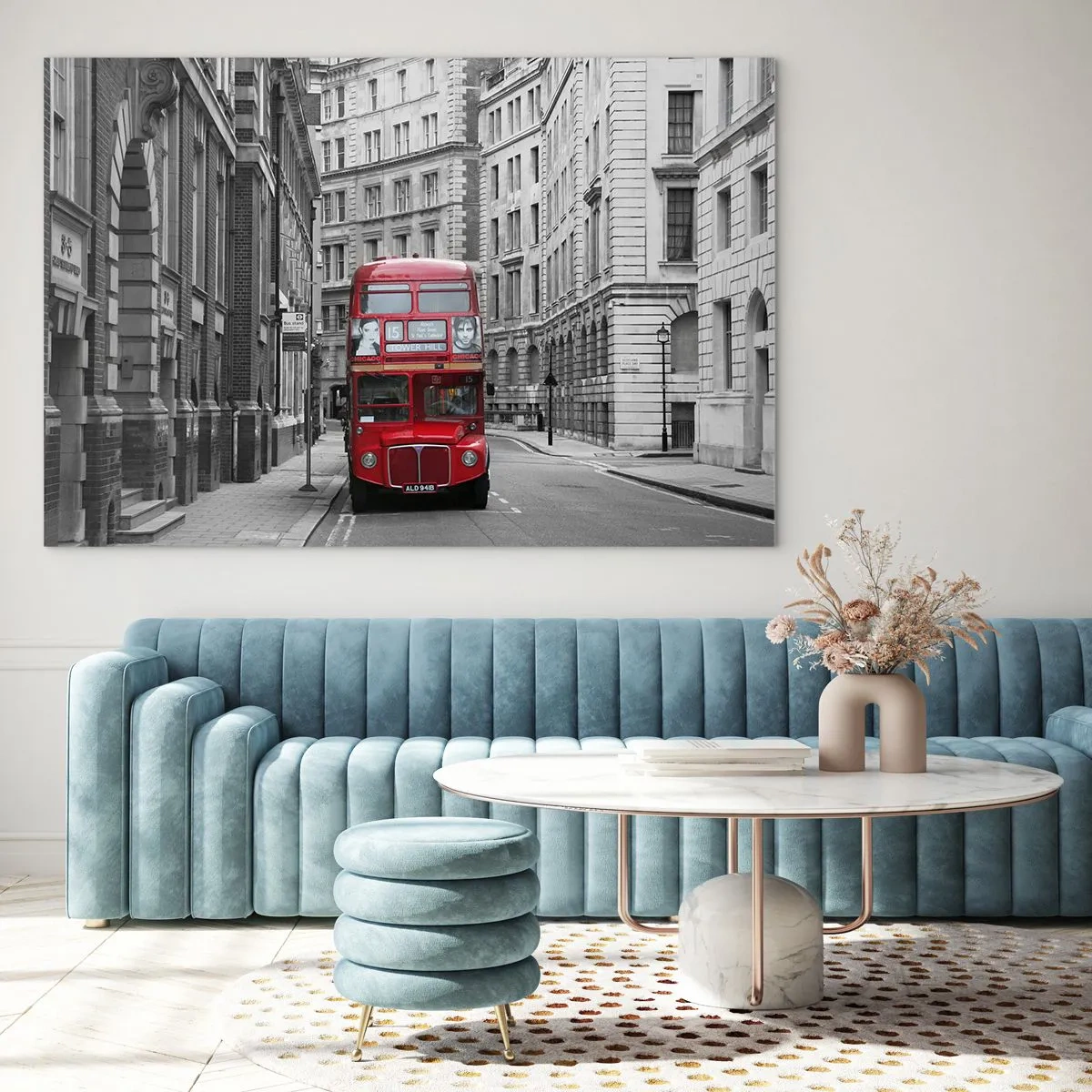 Impression sur verre - Image sur verre - Un bus rouge parmi les rues monochromes de la ville - 70x50cm - La vie de tous les jours ne doit pas être grise - Décoration murale moderne pour le salon et la chambre ARTTOR