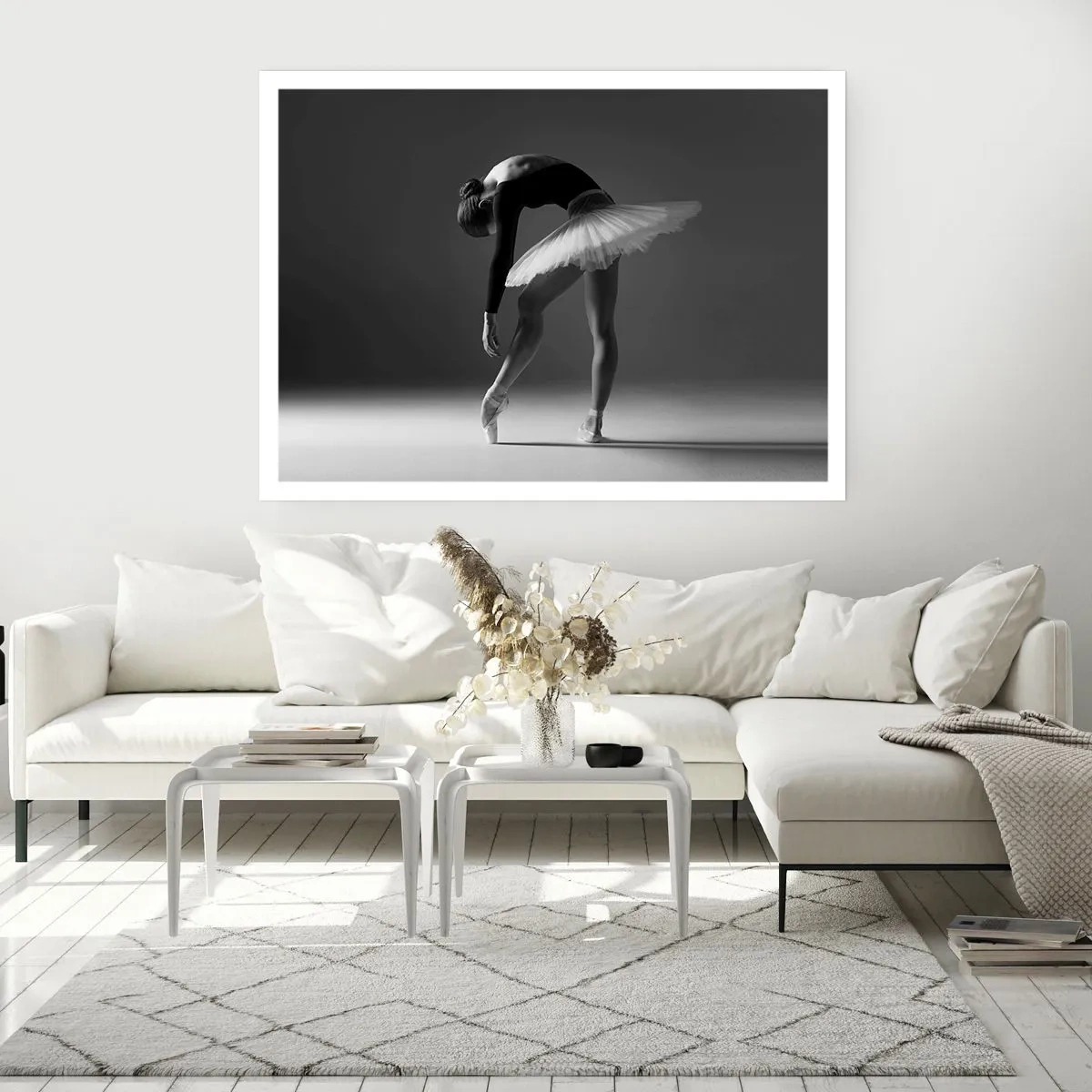 Affiche - Poster - Une ballerine dans une pose élégante sur un fond noir et blanc - 100x70cm - Belle ballerine - Décoration murale moderne pour le salon et la chambre ARTTOR