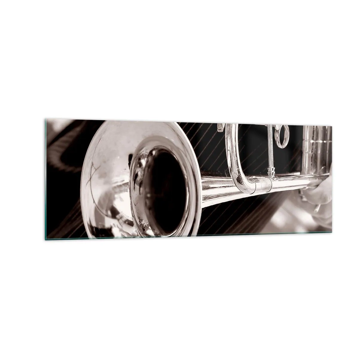 Impression sur verre - Image sur verre - Gros plan d'une trompette argentée sur un fond de tissu élégant. - 140x50cm - Voyage musical vers les années 30 - Décoration murale moderne pour le salon et la chambre ARTTOR